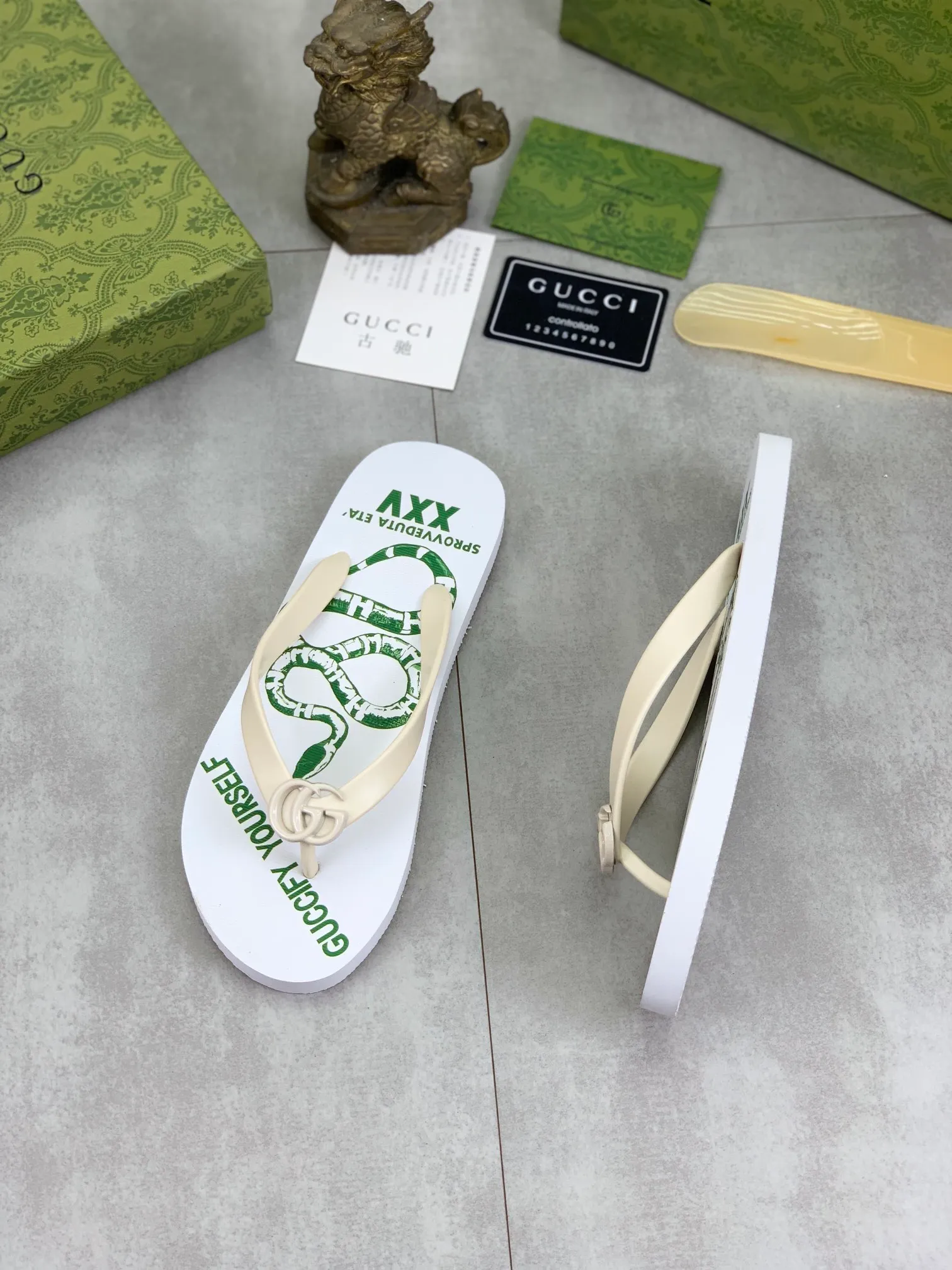 Men's men's shoes 💰P220💰【New style】🆘【GUCCI】Official website's popular Gucci adult couple 🧑‍🤝‍🧑 style, children's flip-flops are on sale at the counter simultaneously! Original fabric imported from Italy. Original bottom provided by the original factory. Size: Adult 36-45. Children’s size: 30-37. Multiple colors available.